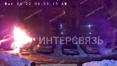 Подростки в Челябинске попали на видео, когда поджигали иномарку