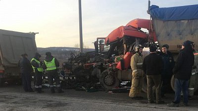 В Челябинской области на трассе М‑5 образовалась пробка из‑за аварии двух большегрузов