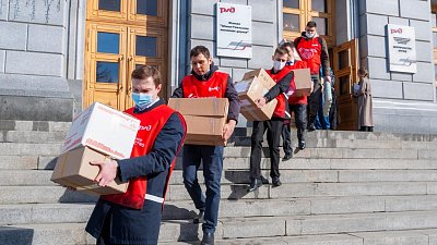 Сотрудники ЮУЖД передали 4 тонны гуманитарной помощи беженцам из ДНР и ЛНР