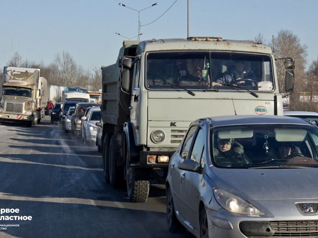 ограничения для большегрузов н. колонна большегрузов.