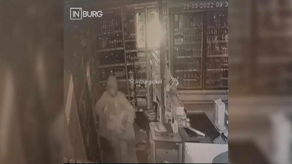 В Челябинске парни ограбили магазин