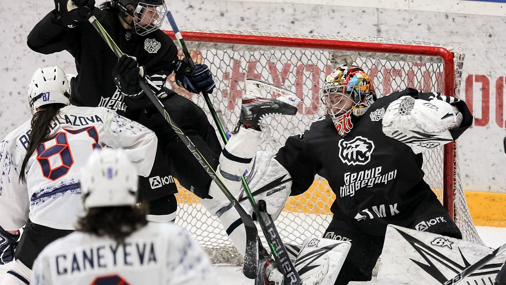 Хоккеистки «Белых медведиц» одержали сенсационную победу над питерской «Динамо-Невой»