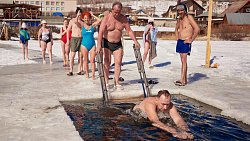 В Миассе моржи устроили эстафету в проруби