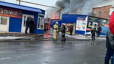 Очевидцы снимают большой пожар на вещевом рынке в Магнитогорске