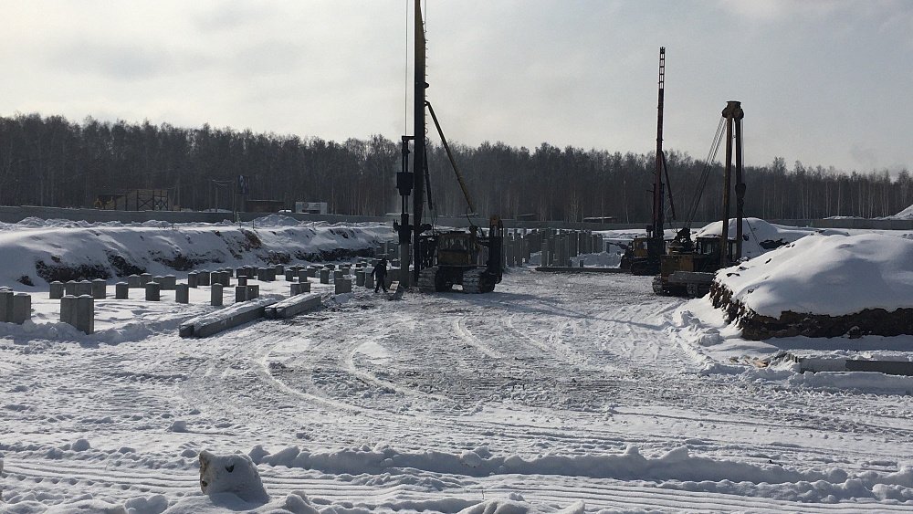 «Строим несмотря на сложности с проектом»: продолжается возведение образовательного центра в микрорайоне Вишневая Горка