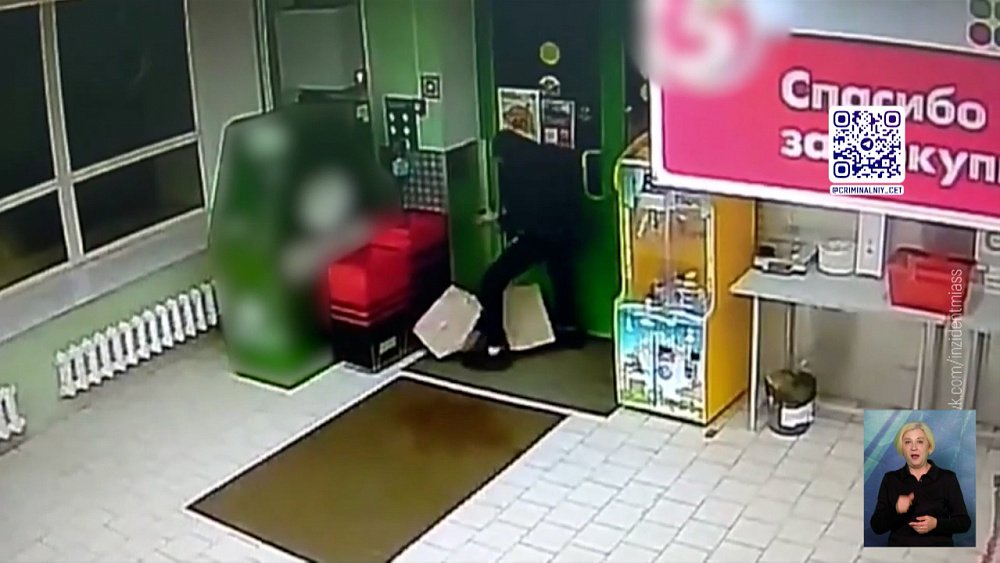 Парень попытался вынести из магазина