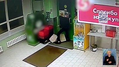 Парень попытался вынести из магазина