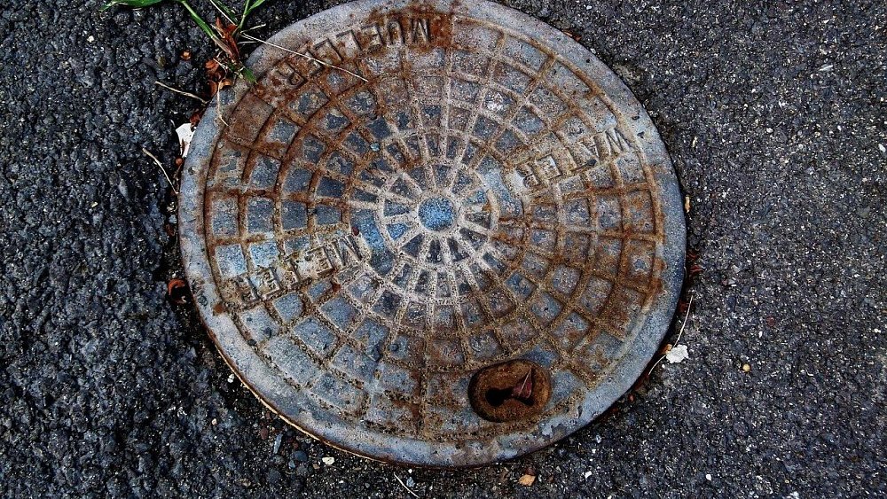 В Челябинске автомобилисты сливают отходы в колодцы