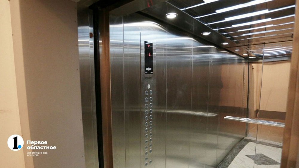 В Челябинске в многоквартирном доме лифт сорвался с женщиной в кабине