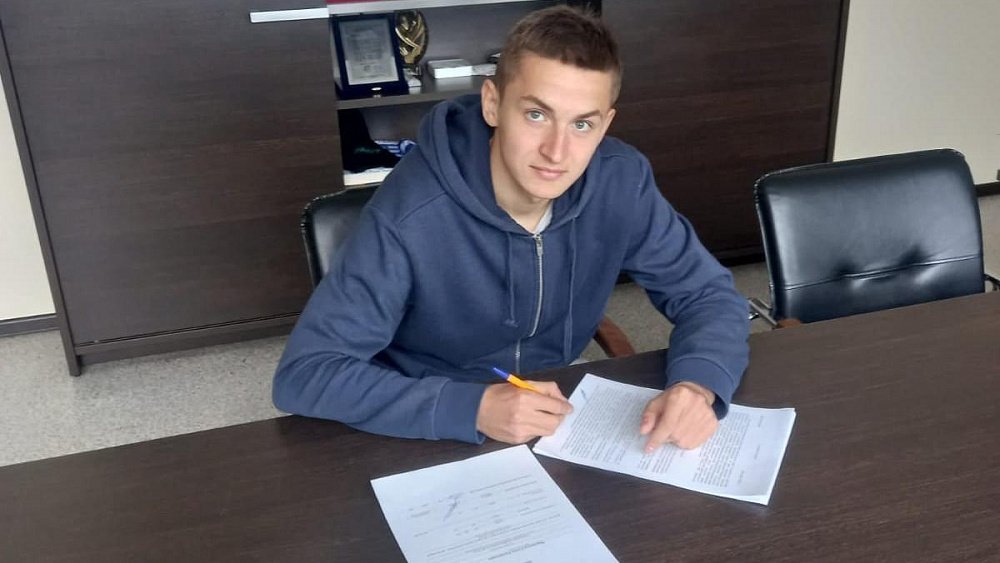 Футбольный клуб «Челябинск» заключил контракт со своим воспитанником