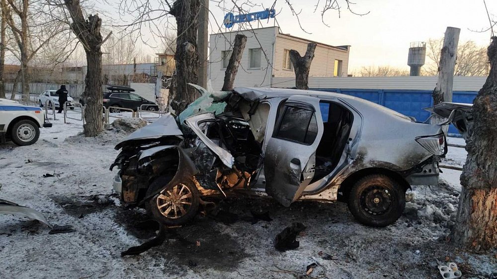В Челябинске водитель-бесправник на авто врезался в дерево и погиб