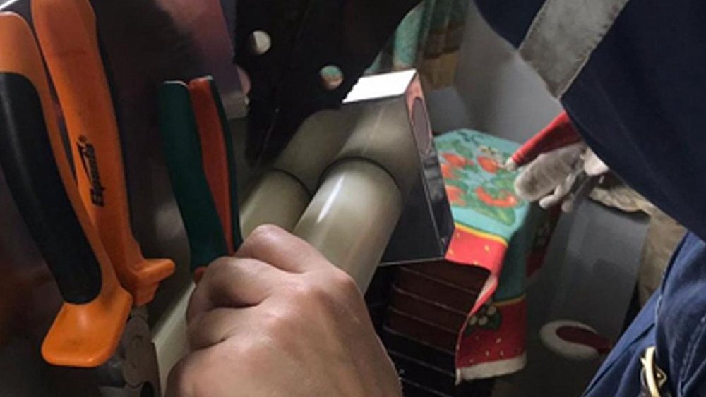 В Троицке женщине зажало руку в тестомесильной машине