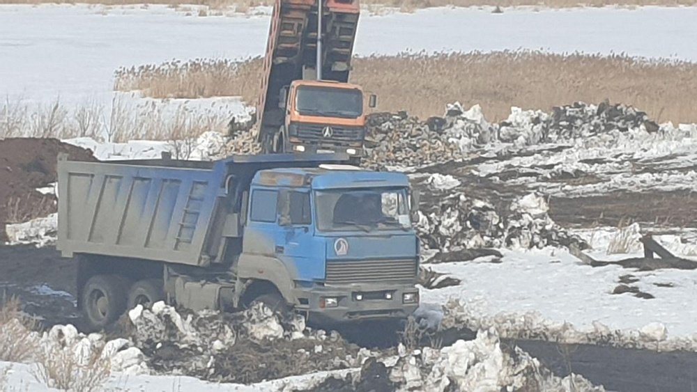 В поселке Сосновского района арендаторы вывозили строительный мусор к пруду