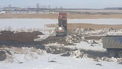 В поселке Сосновского района арендаторы вывозили строительный мусор к пруду