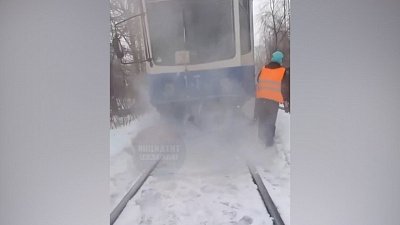 В Златоусте дымящийся трамвай попал на видео