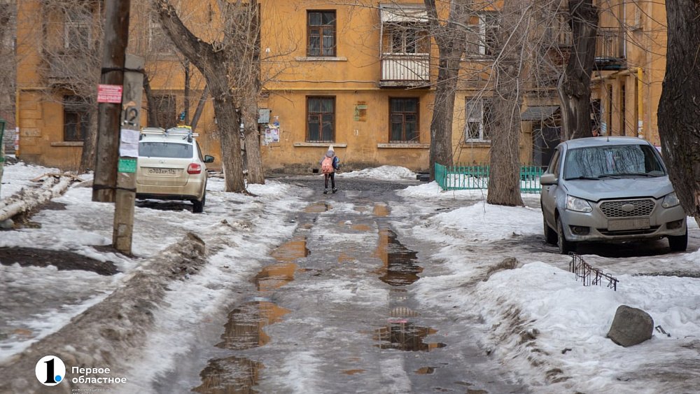 Весна во дворах. Как встречают межсезонье челябинцы на выходе из своих домов