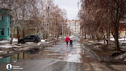 Весна во дворах. Как встречают межсезонье челябинцы на выходе из своих домов