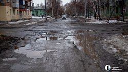 Весна во дворах. Как встречают межсезонье челябинцы на выходе из своих домов