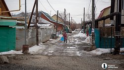 Весна во дворах. Как встречают межсезонье челябинцы на выходе из своих домов