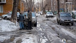 Весна во дворах. Как встречают межсезонье челябинцы на выходе из своих домов