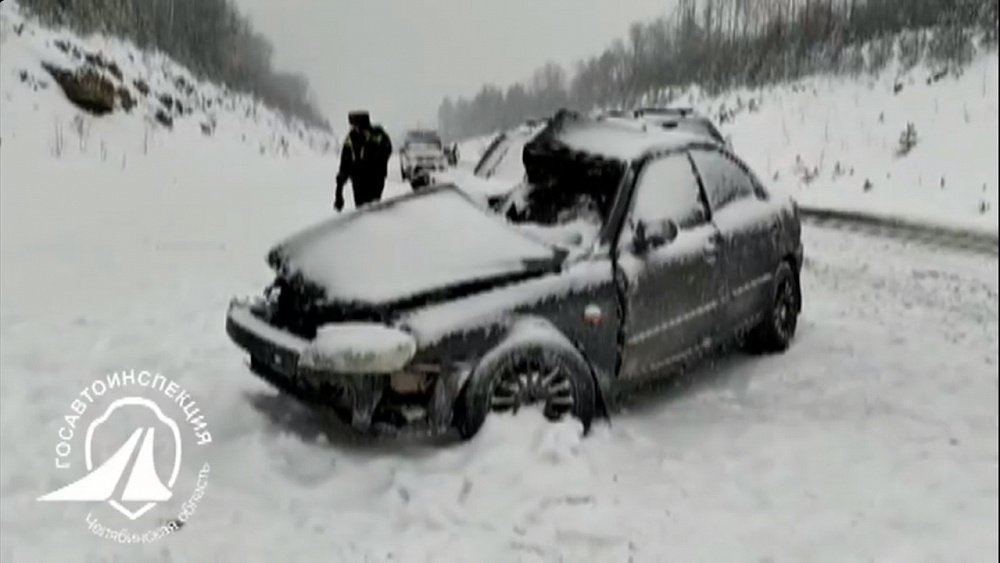 На заснеженной трассе в Челябинской области в лобовом ДТП погибли два водителя
