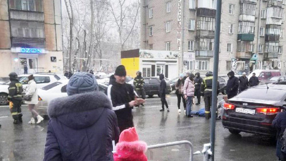 В Металлургическом районе Челябинска автомобиль сбил двух человек