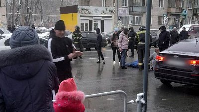 «Хонда» сбила двух пешеходов в Челябинске: видео очевидцев