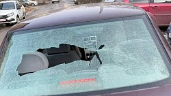 В Магнитогорске водитель джипа во время конфликта на дороге выстрелил в авто 18‑летней девушки