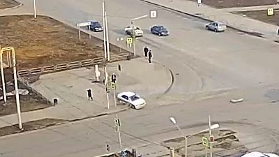 Неадекватный лихач устроил дрифт на оживленном перекрестке в Магнитогорске