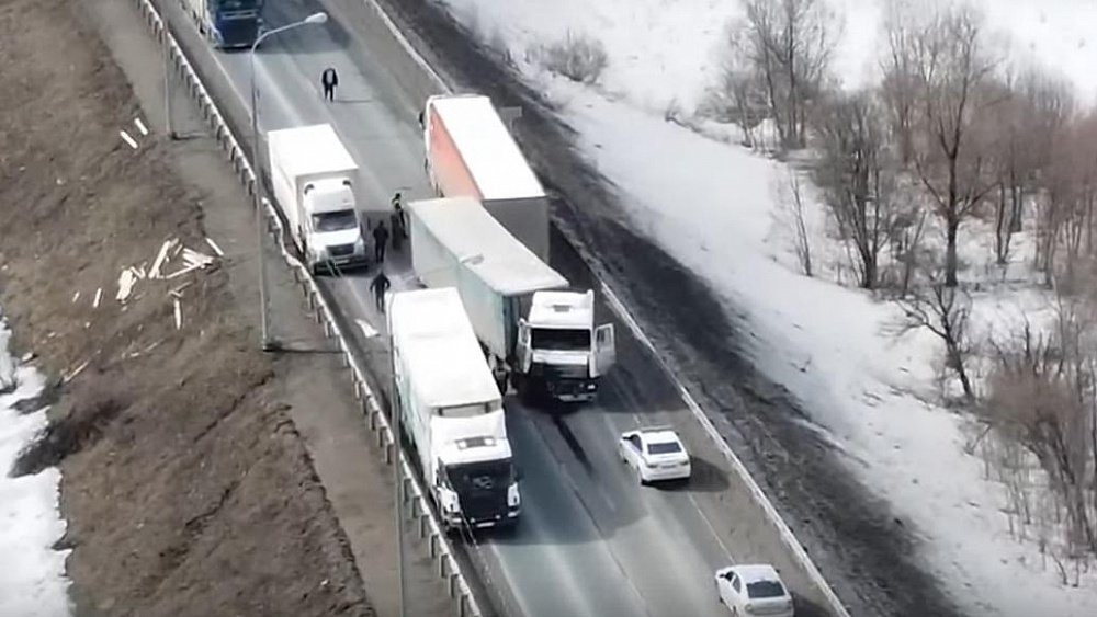 На трассе М-5 в Челябинской области столкнулись четыре большегруза