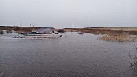 Жителей поселка в Карталинском районе перевозят по размытой паводком дороге на спецтехнике МЧС