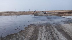 Жителей поселка в Карталинском районе перевозят по размытой паводком дороге на спецтехнике МЧС