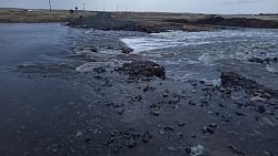 Жителей поселка в Карталинском районе перевозят по размытой паводком дороге на спецтехнике МЧС