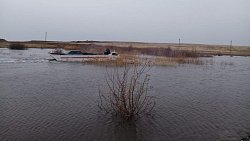 Жителей поселка в Карталинском районе перевозят по размытой паводком дороге на спецтехнике МЧС