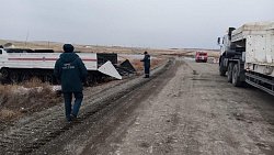 Жителей поселка в Карталинском районе перевозят по размытой паводком дороге на спецтехнике МЧС