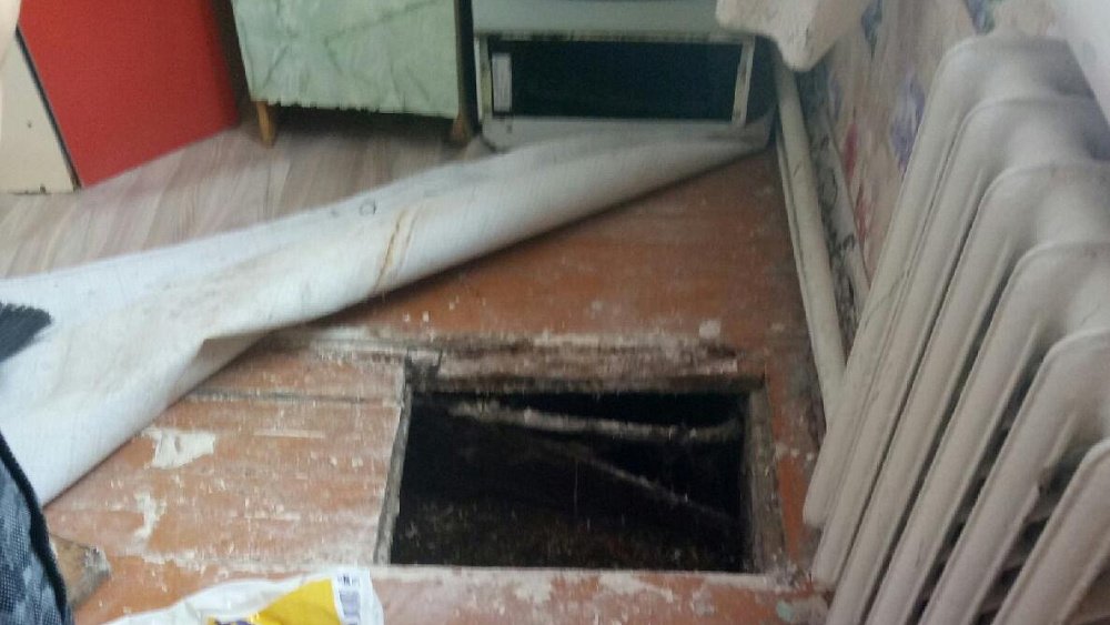 В Челябинской области сироте выдали квартиру с затопленным канализацией подполом