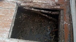 В Челябинской области сироте выдали квартиру с затопленным канализацией подполом