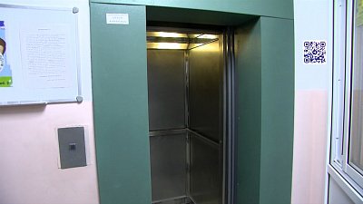 Пенсионерка застряла в лифте