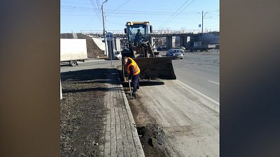 Дорожные рабочие в Челябинске продолжают убирать грязь и мусор