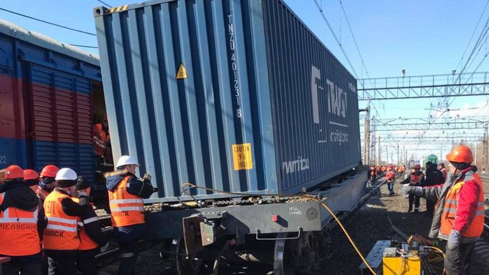 В Челябинске грузовые вагоны сошли с рельсов