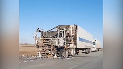 В Челябинской области у грузовика на трассе выгорела кабина