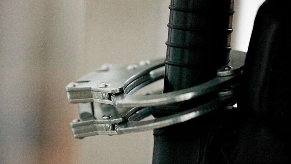 Челябинский суд ужесточил наказание мужчине, ударившему ребенка на остановке