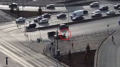 В Челябинске женщина попала под колеса автомобиля