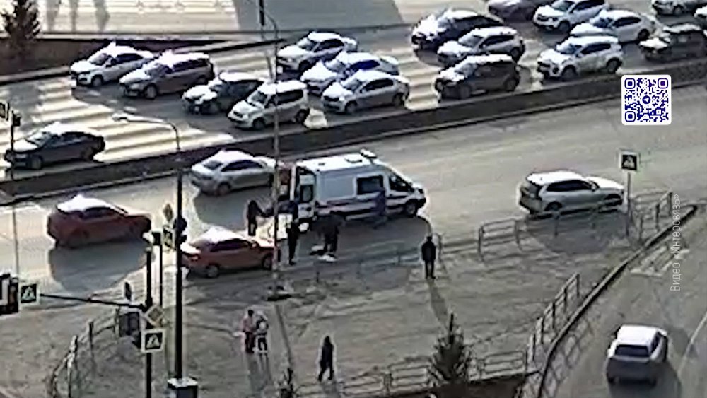 Девушка попала под колеса автомобиля