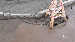 В Парковом рабочие повредили дорогу во время укладки тепловых сетей