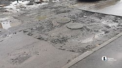 В Парковом рабочие повредили дорогу во время укладки тепловых сетей