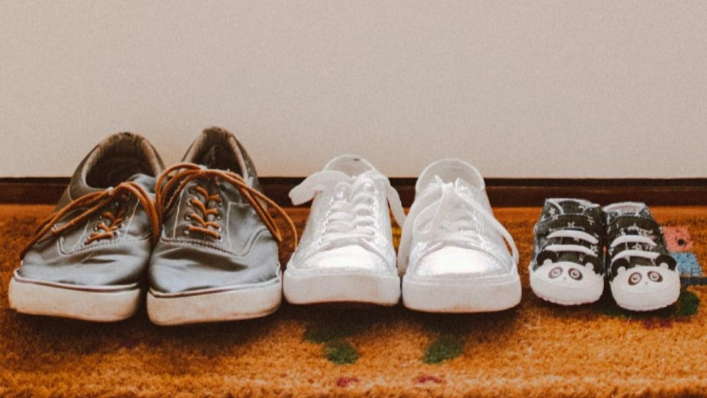 Как самостоятельно продезинфицировать обувь