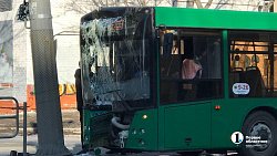 В Челябинске автобус врезался в столб