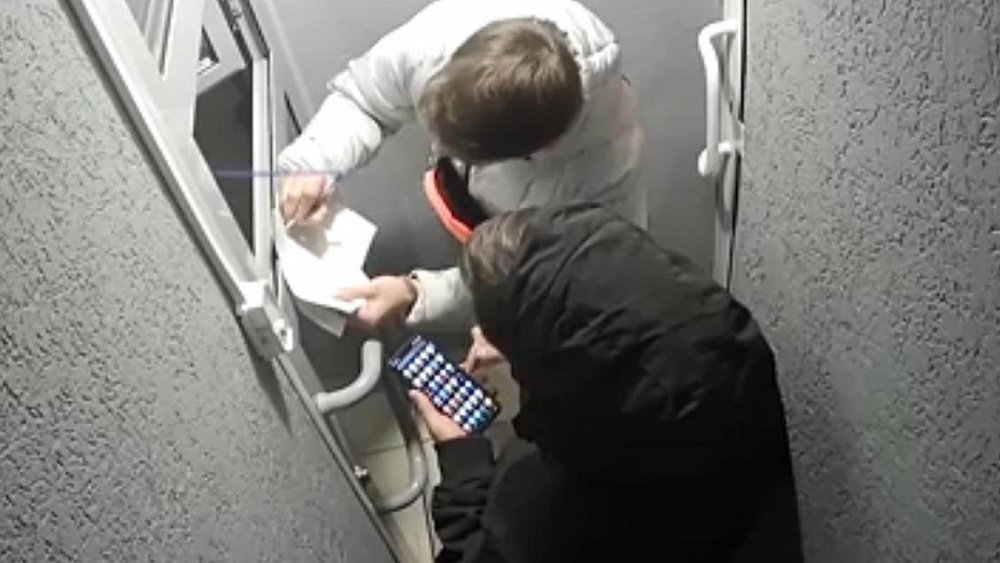 В Челябинской области двое парней ограбили салон связи на 250 тысяч рублей