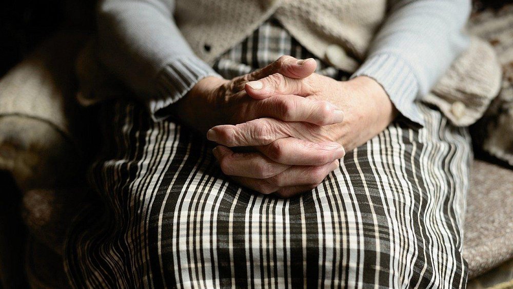 В Минсоце прокомментировали ситуацию с брошенной в цоколе общежития пенсионеркой в Челябинске